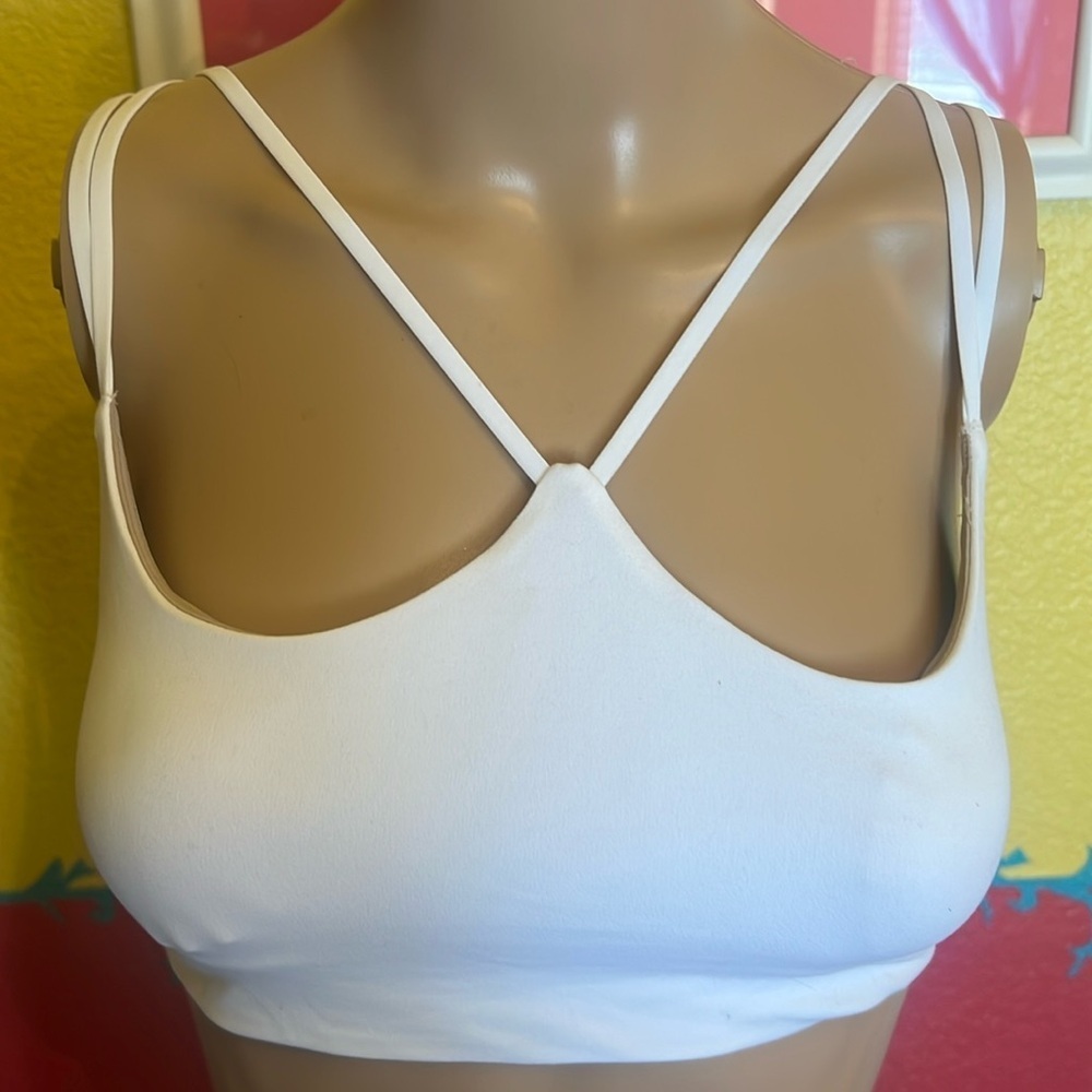 Lululemon white sports bra with center strap in frontt sz 4